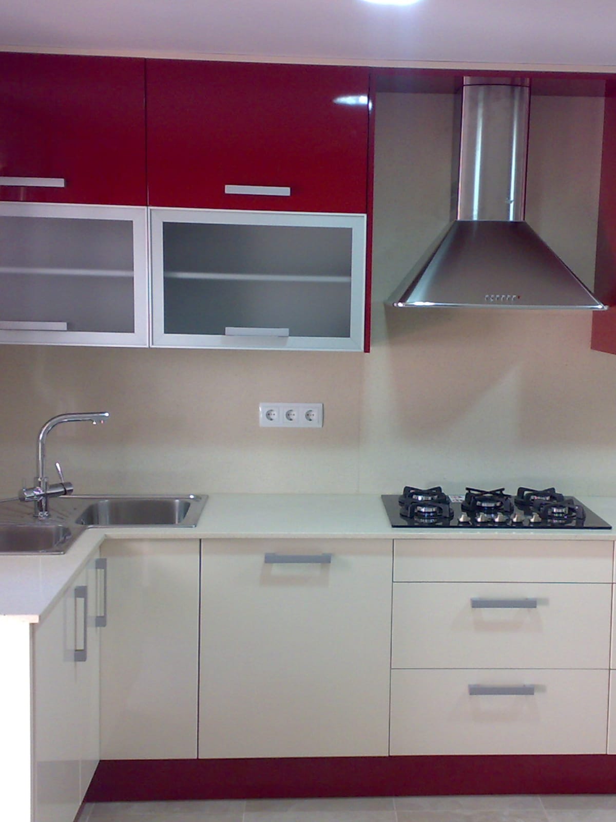 Cocina completa con muebles en rojo y crema