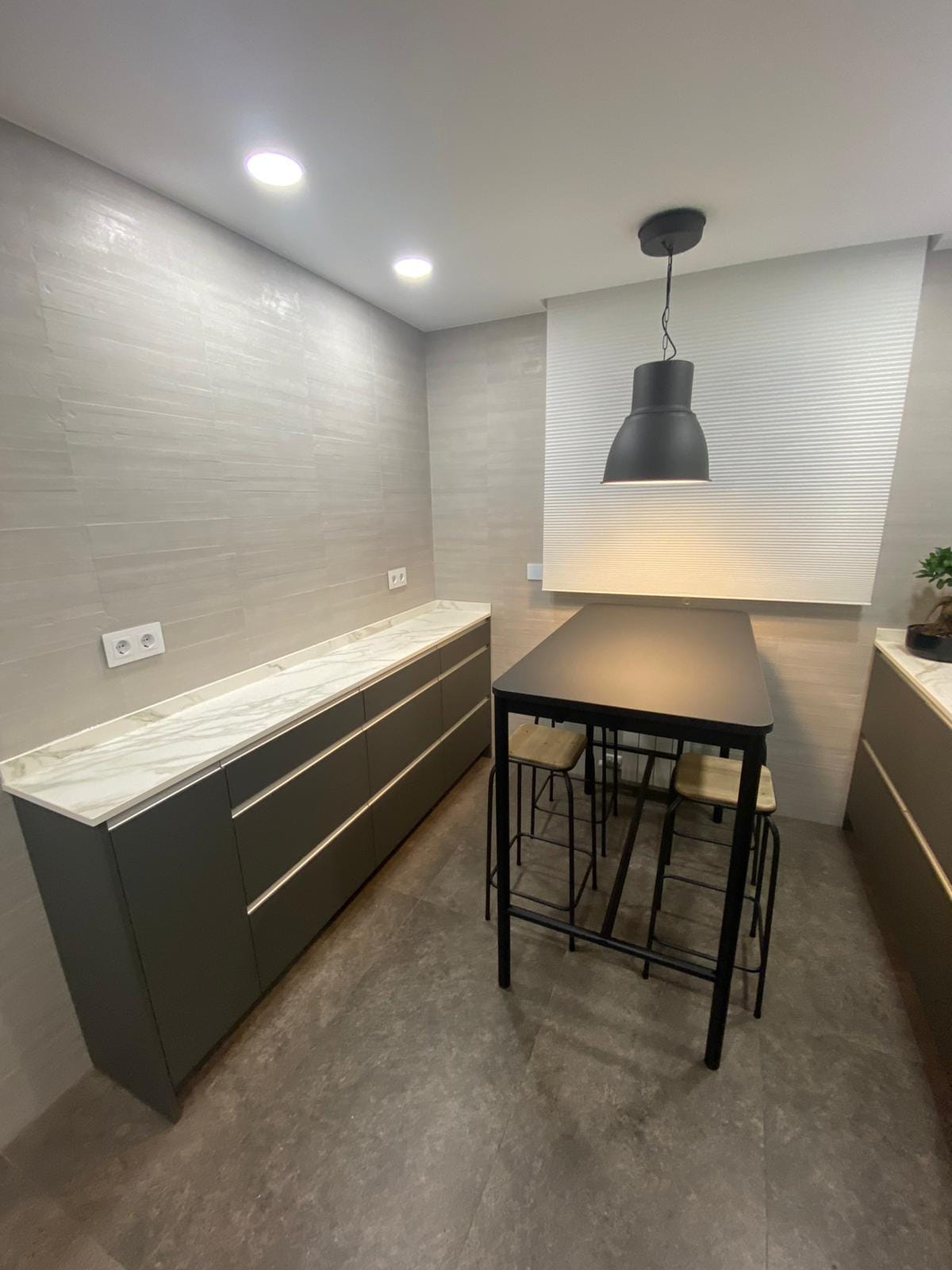 Cocina reformada en tonos grises con office