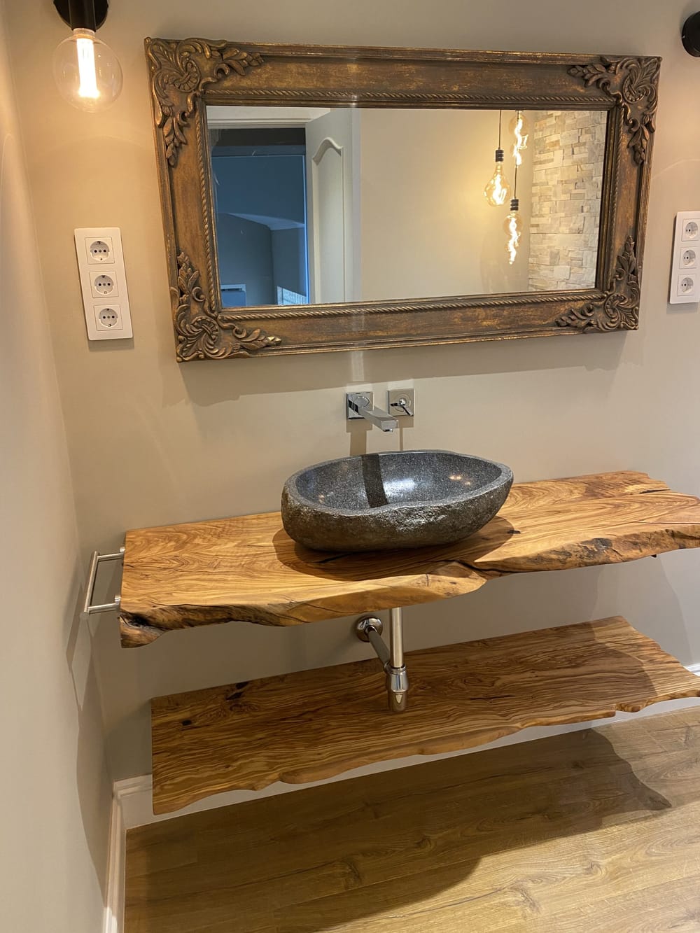 Baño con mueble de madera maciza y lavabo de piedra