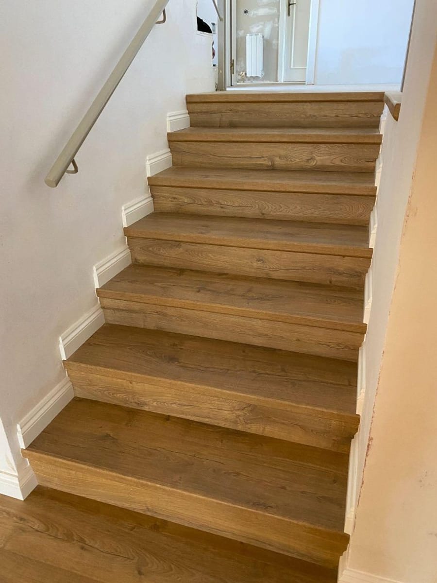 Escalera revestida en madera