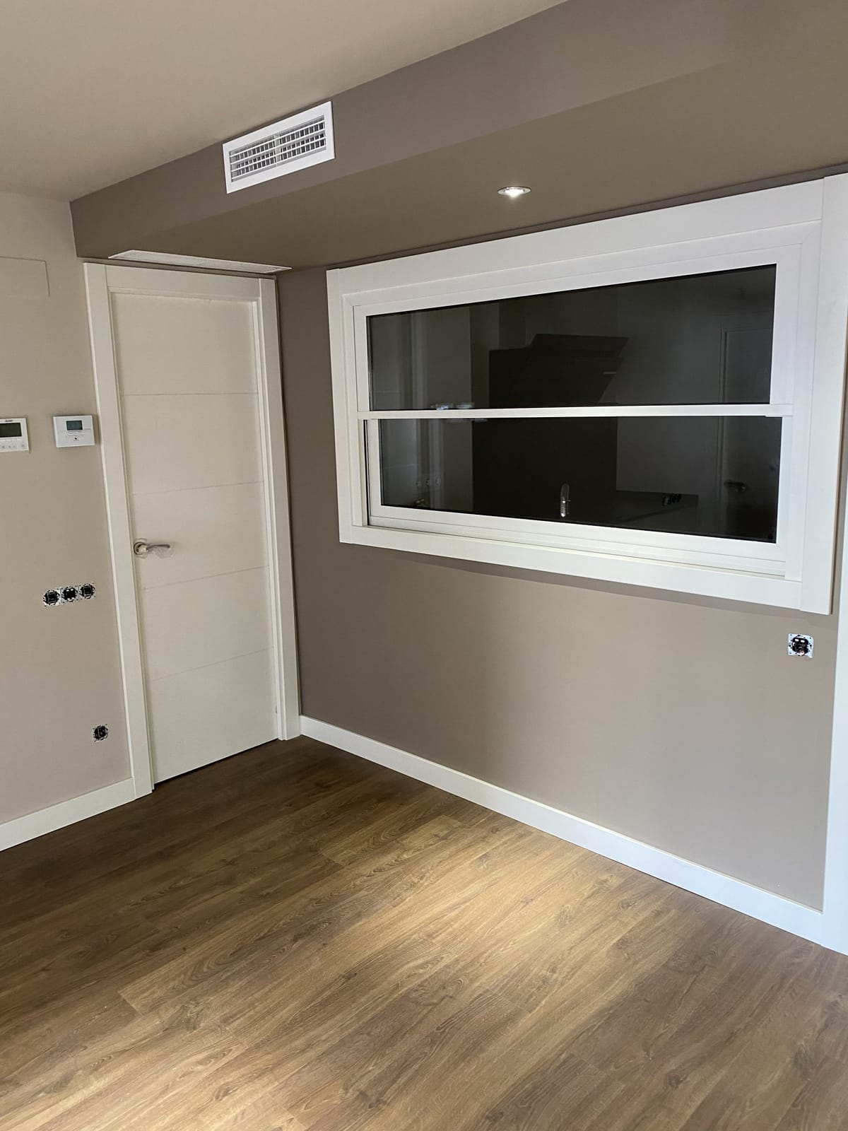 Interior reformado con suelo laminado y climatización